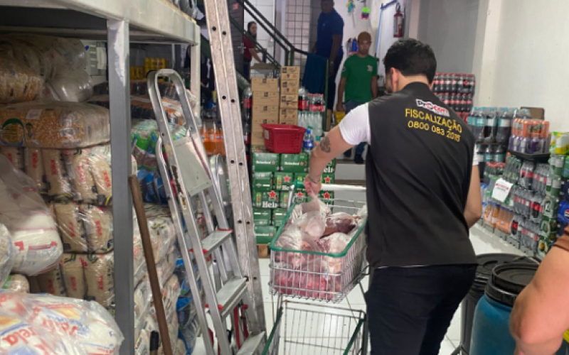 Supermercado é autuado por vender carne com data de validade vencida em João Pessoa