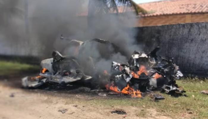 Carro fica destruído após explosão de cilindro de gás natural, em Jacumã