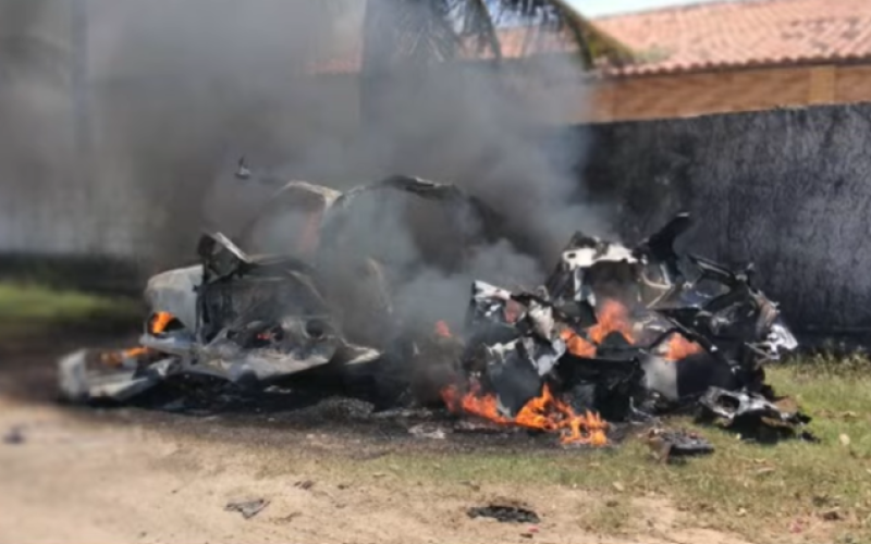 Carro fica destruído após explosão de cilindro de gás natural, em Jacumã