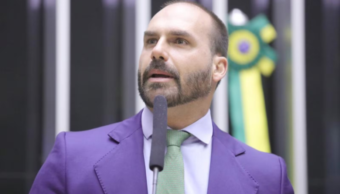 Bolsonaro continua a ser o líder da direita e é claro que fala de política com visitas, diz Eduardo