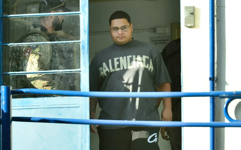 Preso em operação da PF, MC Ryan deixa IML com camiseta de grife de R$ 11 mil