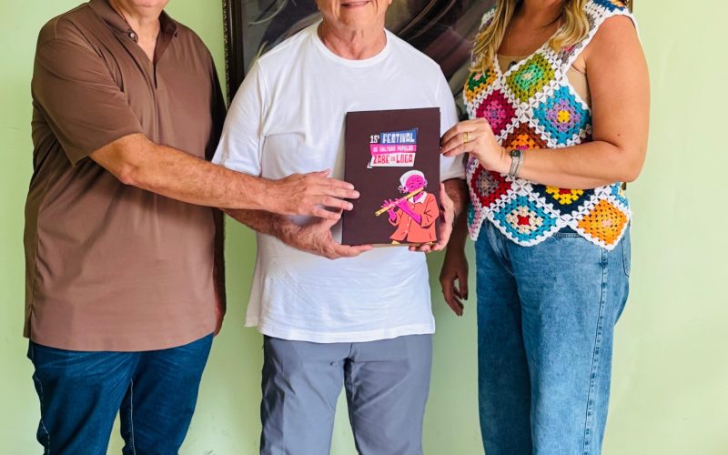 Prefeita Ana Paula e vice-prefeito Cajó entregam convite de homenagem a Flávio José