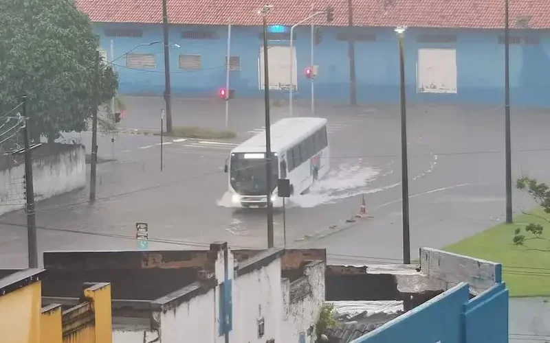 Paraíba deve decretar calamidade pública após chuvas intensas e interdição de rodovias