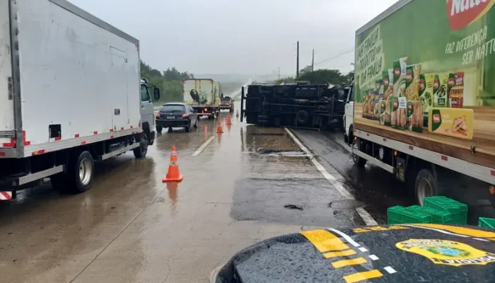 Caminhão tomba e interdita pista parcialmente em trecho da BR-101, em João Pessoa