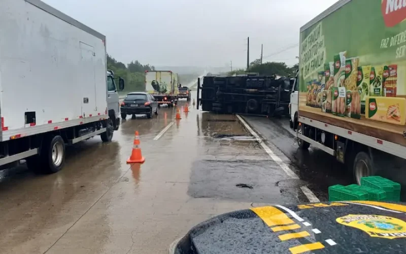 Caminhão tomba e interdita pista parcialmente em trecho da BR-101, em João Pessoa