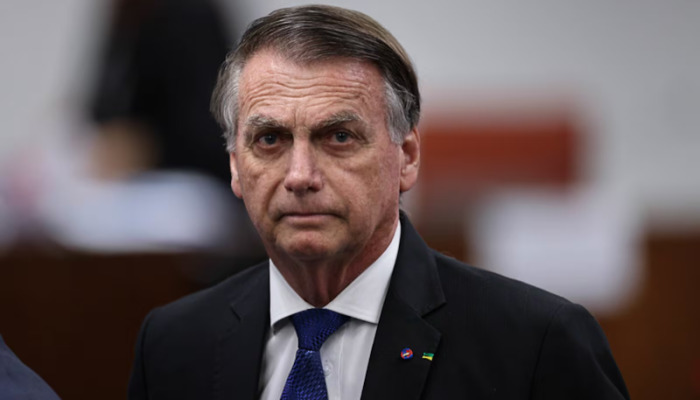 Bolsonaro pode ser submetido a cirurgia no ombro direito após recuperação, diz médico