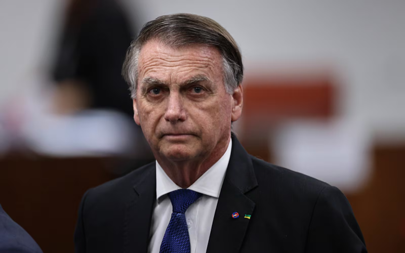 Bolsonaro pode ser submetido a cirurgia no ombro direito após recuperação, diz médico