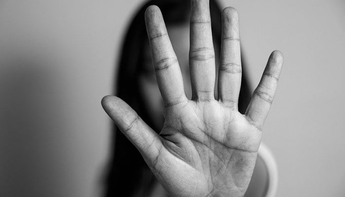 Homem é preso após espancar mulher na frente de filho, em João Pessoa