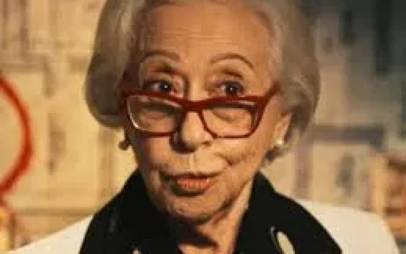 Fernanda Montenegro recebe em mãos prêmio internacional em reconhecimento à carreira