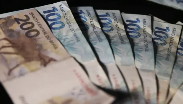 Governo propõe salário mínimo de R$ 1.717 em 2027