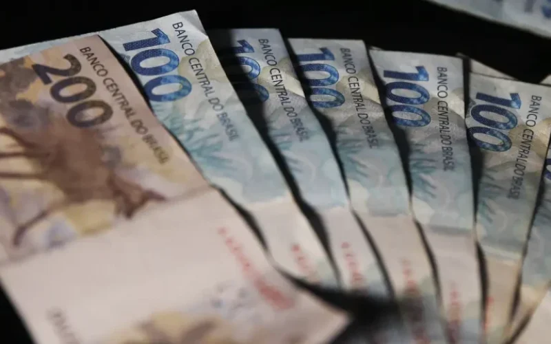 Governo propõe salário mínimo de R$ 1.717 em 2027