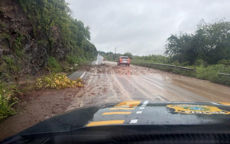 Queda de barreira bloqueia parcialmente trecho da BR-230 em Riachão do Bacamarte, no Agreste