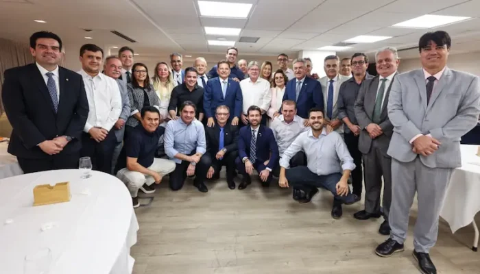 Em ritmo de ‘despedida’ do cargo, João Azevêdo reúne base aliada em café da manhã