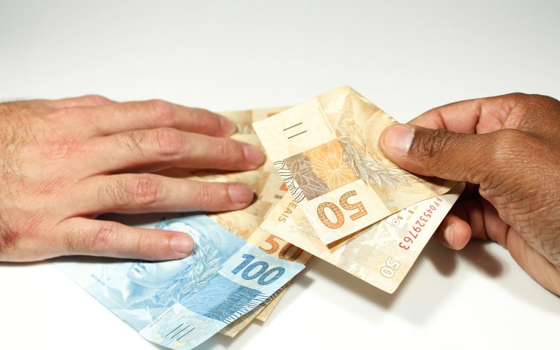 Receita paga nesta sexta maior lote de restituição do IR da história