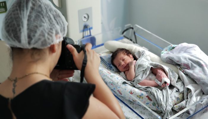Comissão aprova projeto que assegura à gestante direito a fotógrafo durante o parto