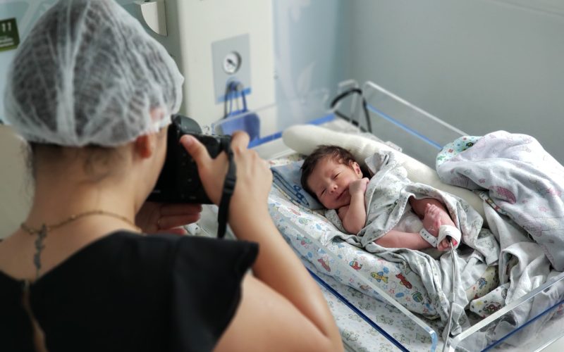 Comissão aprova projeto que assegura à gestante direito a fotógrafo durante o parto