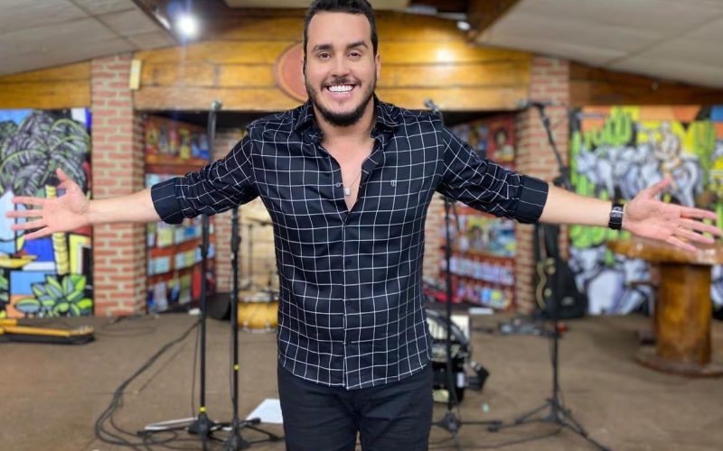 Cléber Oliveira, apresentador do Cantos & Contos, da TV Correio, participa de especial junino no Sem Censura