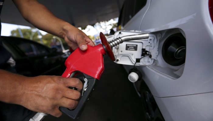 Governo quer aumentar mistura do etanol na gasolina em 32% para evitar importações
