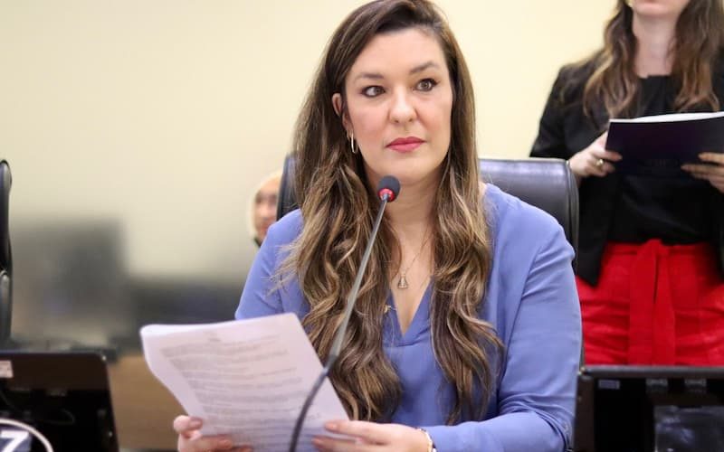 Camila Toscano se filia ao MDB e confirma candidatura à reeleição para deputada estadual