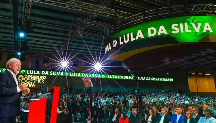 Lula fala para milhares na Espanha e pede coerência dos progressistas
