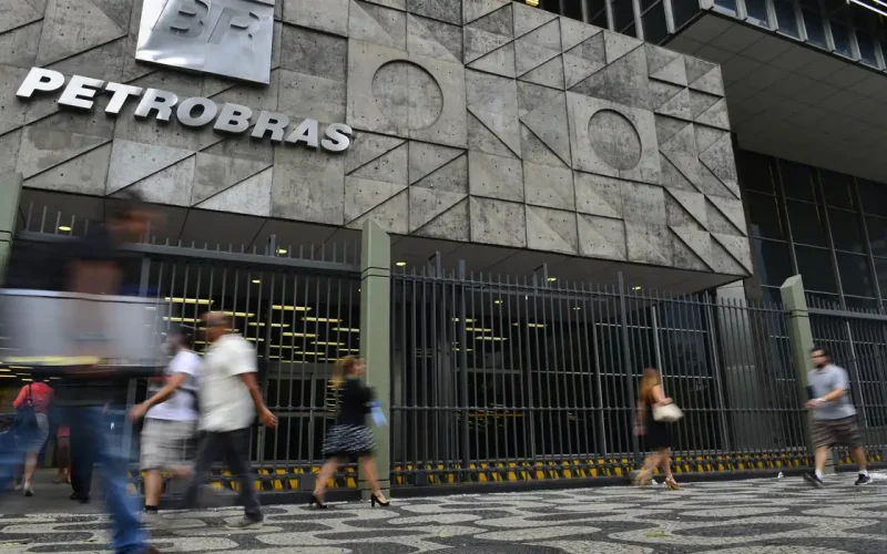 Petrobras anuncia alta de R$ 0,04 na gasolina vendida a distribuidoras