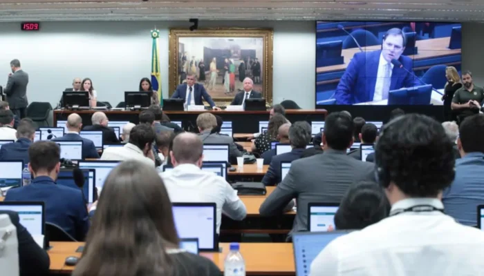 Fim da escala 6×1: CCJ da Câmara aprova proposta para redução da jornada de trabalho