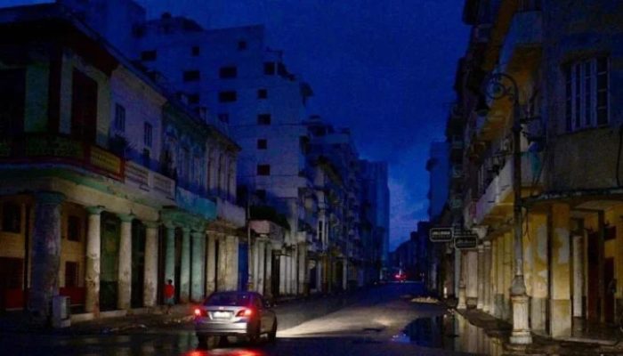 Sob bloqueio dos EUA, Cuba sofre falha total da rede elétrica e fica no escuro