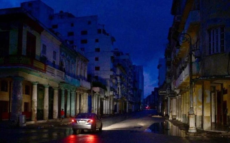 Sob bloqueio dos EUA, Cuba sofre falha total da rede elétrica e fica no escuro