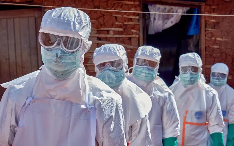 Homem com suspeita de ebola é internado no Brasil; caso está em investigação