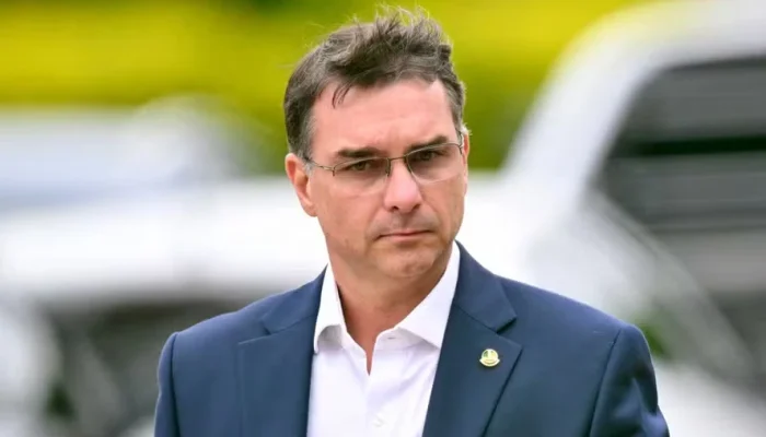 ‘Tem que virar a página da desconfiança com Michelle e Tarcísio’, diz Flávio Bolsonaro nos EUA