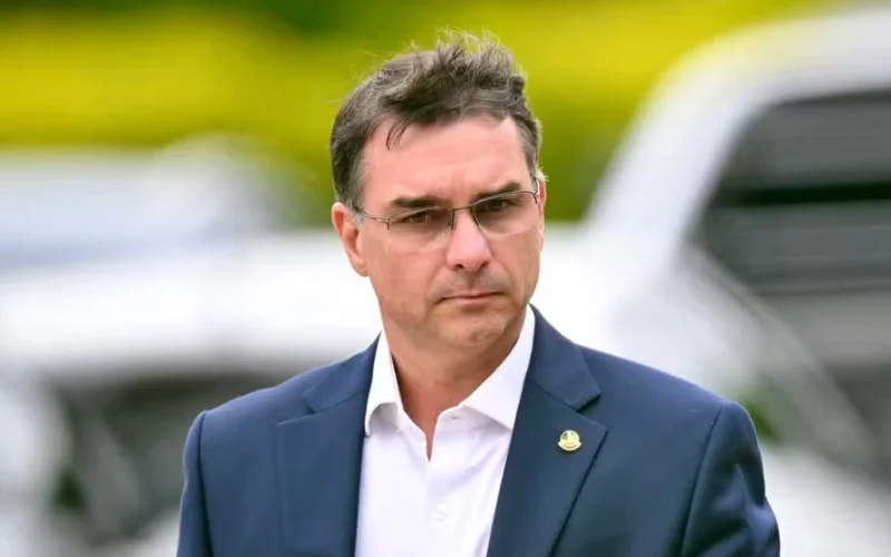 ‘Tem que virar a página da desconfiança com Michelle e Tarcísio’, diz Flávio Bolsonaro nos EUA